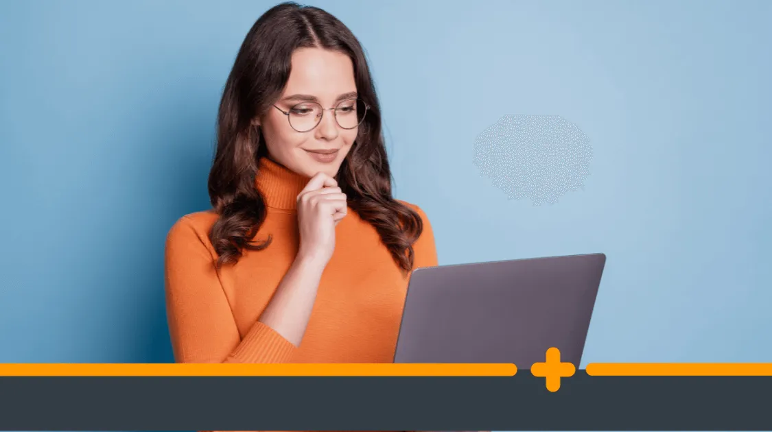 Młoda kobieta w okularach patrzy na laptop, zastanawiając się nad decyzją finansową